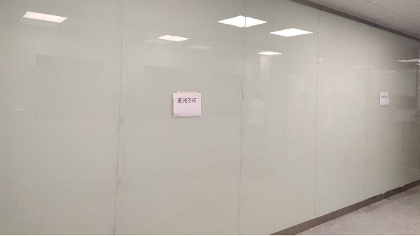 办公室钢化玻璃白板可以不打孔安装吗？-优雅乐